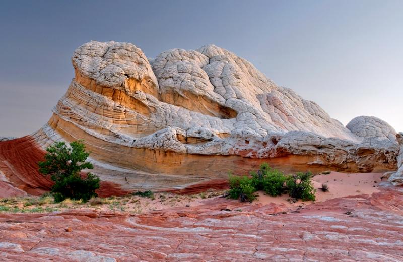 Photo of red and white sandstone rocks in the Grand Staircase Escalante National Monument in southern Utah